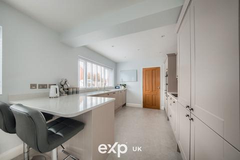 5 Glenwood Drive, Cheswick Green, Solihull, B90 4HJ