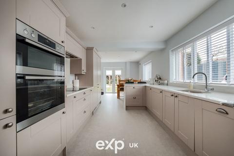 5 Glenwood Drive, Cheswick Green, Solihull, B90 4HJ
