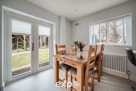 5 Glenwood Drive, Cheswick Green, Solihull, B90 4HJ