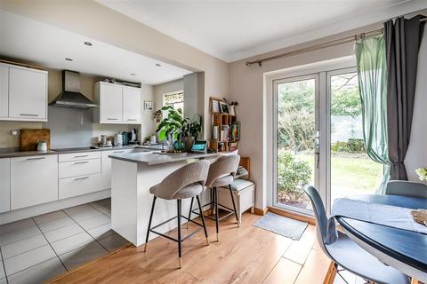 20 Linden Court, Leatherhead, KT22 7JG