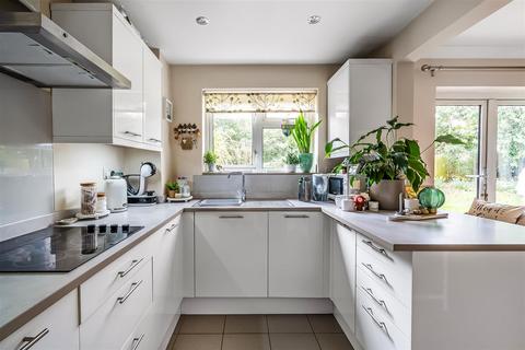 20 Linden Court, Leatherhead, KT22 7JG