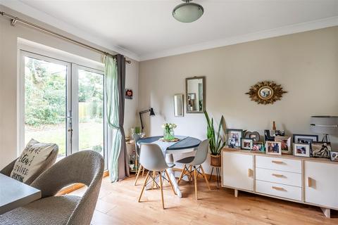 20 Linden Court, Leatherhead, KT22 7JG