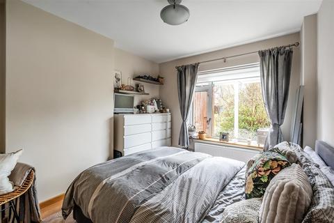 20 Linden Court, Leatherhead, KT22 7JG