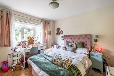 20 Linden Court, Leatherhead, KT22 7JG