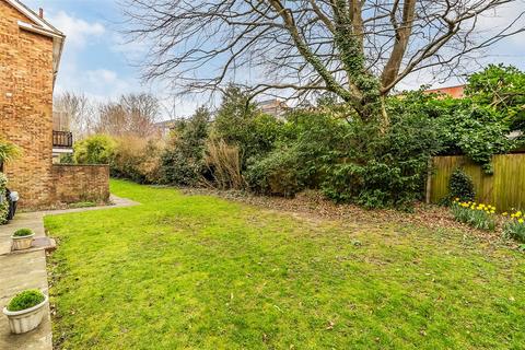 20 Linden Court, Leatherhead, KT22 7JG