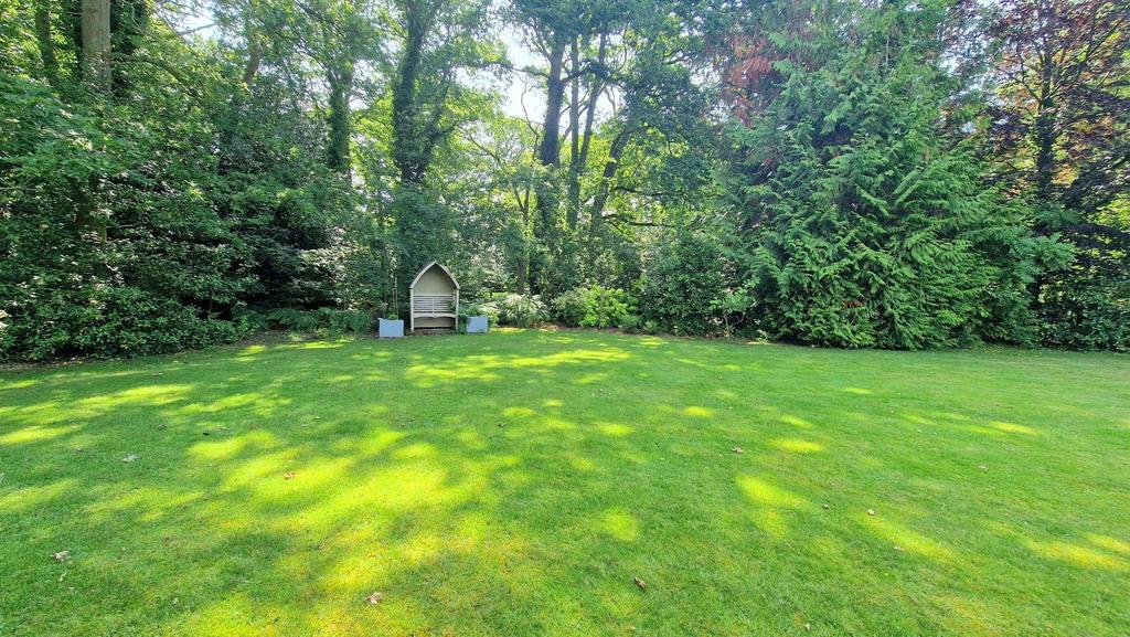 LARGE SIDE GARDEN.jpg