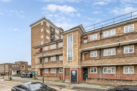 Studio to rent, Penrose Street, London SE17