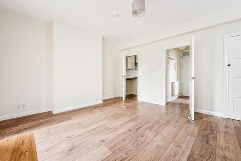 Studio to rent, Penrose Street, London SE17