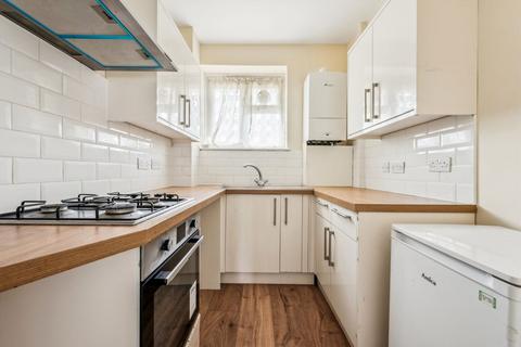 Studio to rent, Penrose Street, London SE17