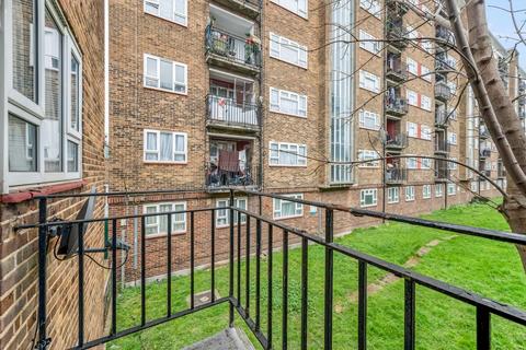 Studio to rent, Penrose Street, London SE17