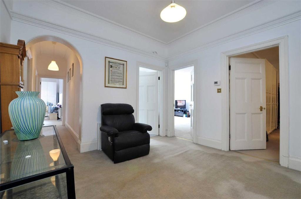 Bracknell-gardens-hampstead-nw3-2