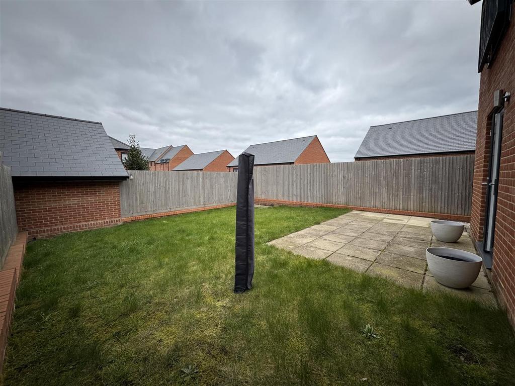 Rear garden pic 4.jpeg
