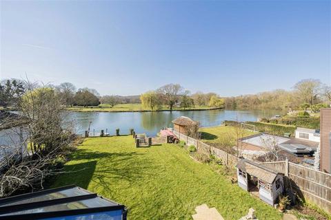 16 Hythe End Road, Wraysbury, Staines-upon-thames, TW19 5AR