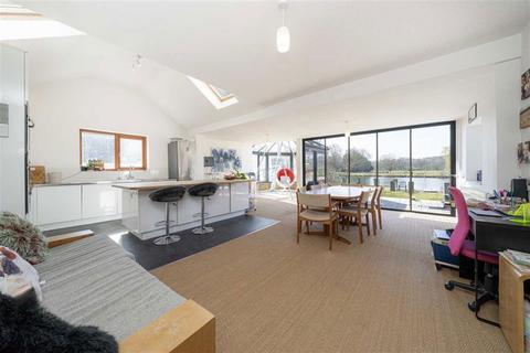 16 Hythe End Road, Wraysbury, Staines-upon-thames, TW19 5AR