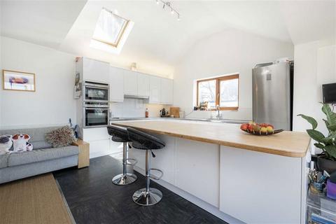 16 Hythe End Road, Wraysbury, Staines-upon-thames, TW19 5AR