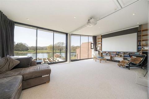 16 Hythe End Road, Wraysbury, Staines-upon-thames, TW19 5AR