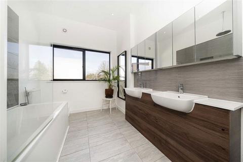 16 Hythe End Road, Wraysbury, Staines-upon-thames, TW19 5AR