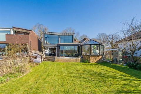 16 Hythe End Road, Wraysbury, Staines-upon-thames, TW19 5AR
