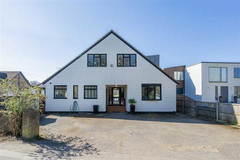 16 Hythe End Road, Wraysbury, Staines-upon-thames, TW19 5AR