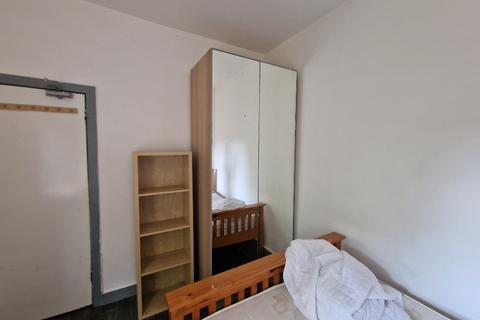 8 bedroom end of terrace house to rent, Upper Lloyd Street, Manchester M14