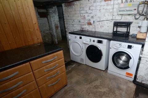 8 bedroom end of terrace house to rent, Upper Lloyd Street, Manchester M14