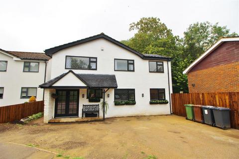 5 bedroom detached house to rent, Woodside, Elstree, Borehamwood