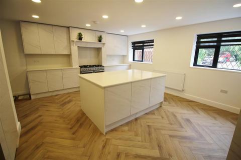 5 bedroom detached house to rent, Woodside, Elstree, Borehamwood