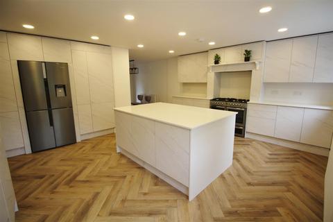 5 bedroom detached house to rent, Woodside, Elstree, Borehamwood