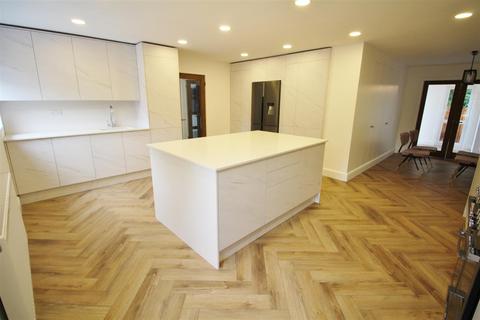 5 bedroom detached house to rent, Woodside, Elstree, Borehamwood