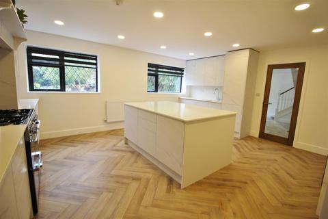5 bedroom detached house to rent, Woodside, Elstree, Borehamwood