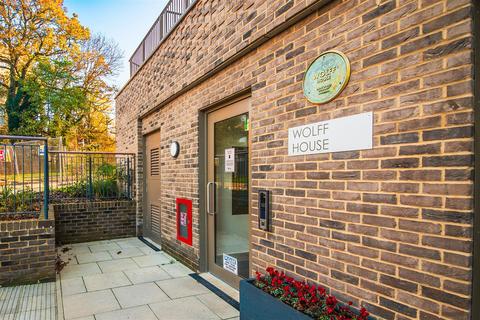 Studio to rent, Ridgeway Views, London