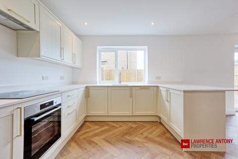 4 bedroom detached house for sale, Arterial Road, Rayleigh, SS6