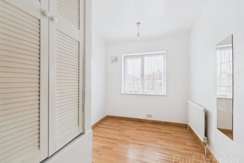 52 Overbury Crescent, New Addington, Croydon, CR0 0LN