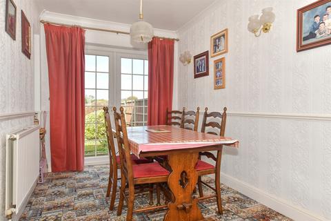 137 Warren Drive, Hornchurch, RM12 4QU