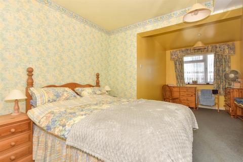 137 Warren Drive, Hornchurch, RM12 4QU