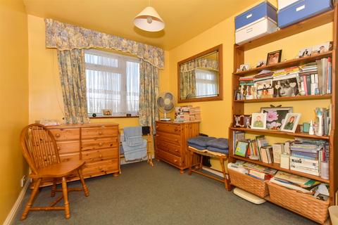 137 Warren Drive, Hornchurch, RM12 4QU
