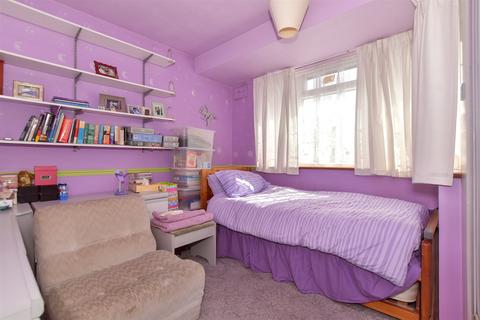 137 Warren Drive, Hornchurch, RM12 4QU