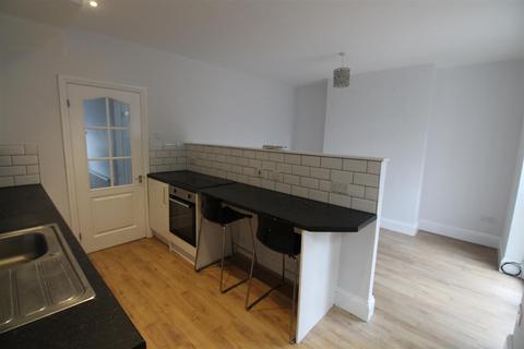 3 bedroom end of terrace house to rent, Perth Street West, Hull