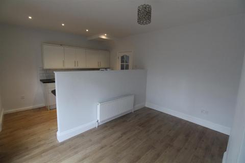 3 bedroom end of terrace house to rent, Perth Street West, Hull