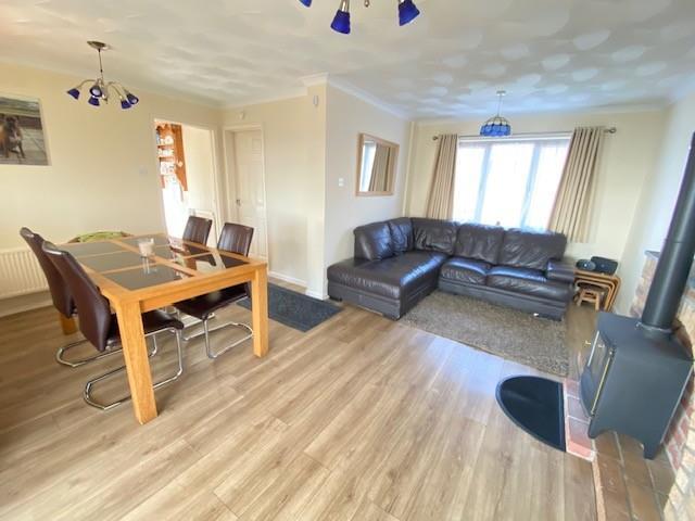 Living room/dining area