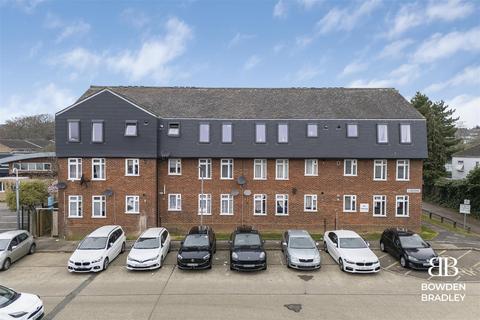 2 bedroom flat to rent, Cobdens, Chigwell