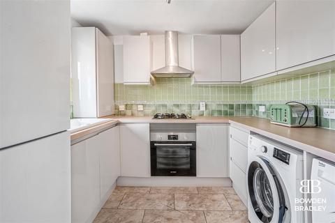 2 bedroom flat to rent, Cobdens, Chigwell