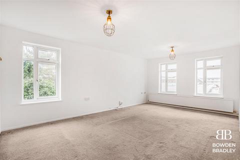 2 bedroom flat to rent, Cobdens, Chigwell
