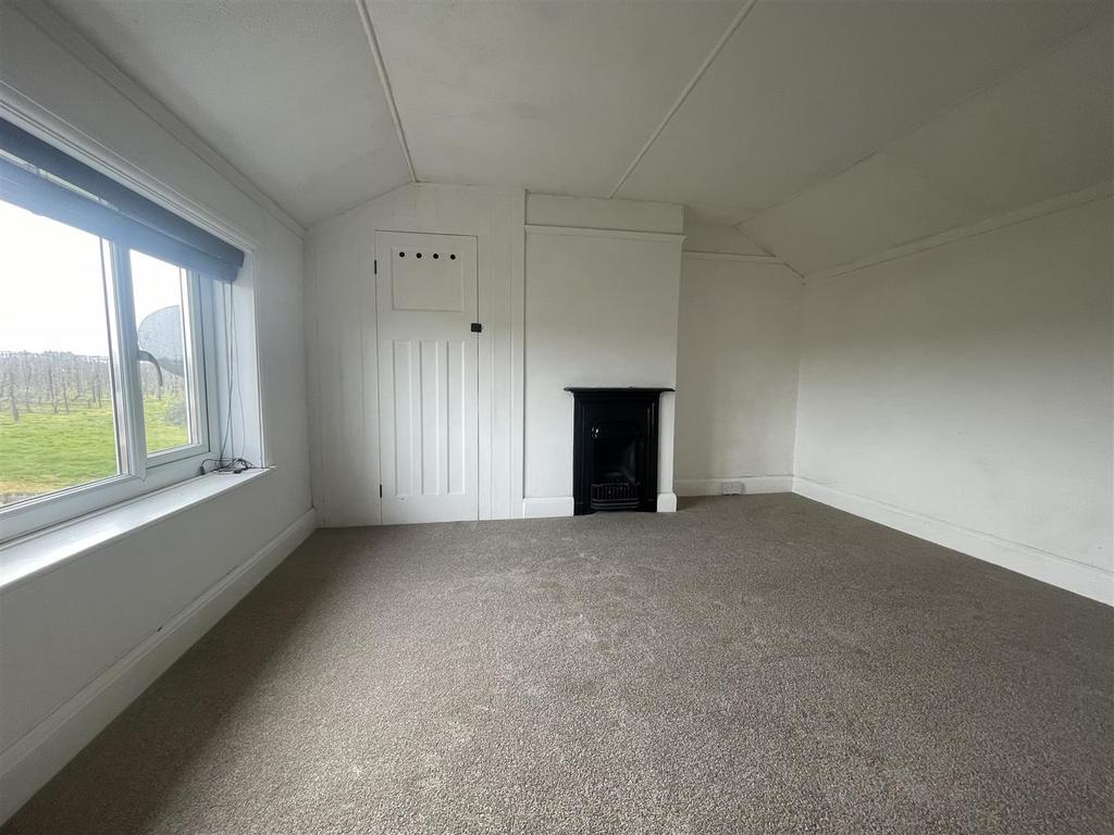 Bedroom 1 -1.jpg