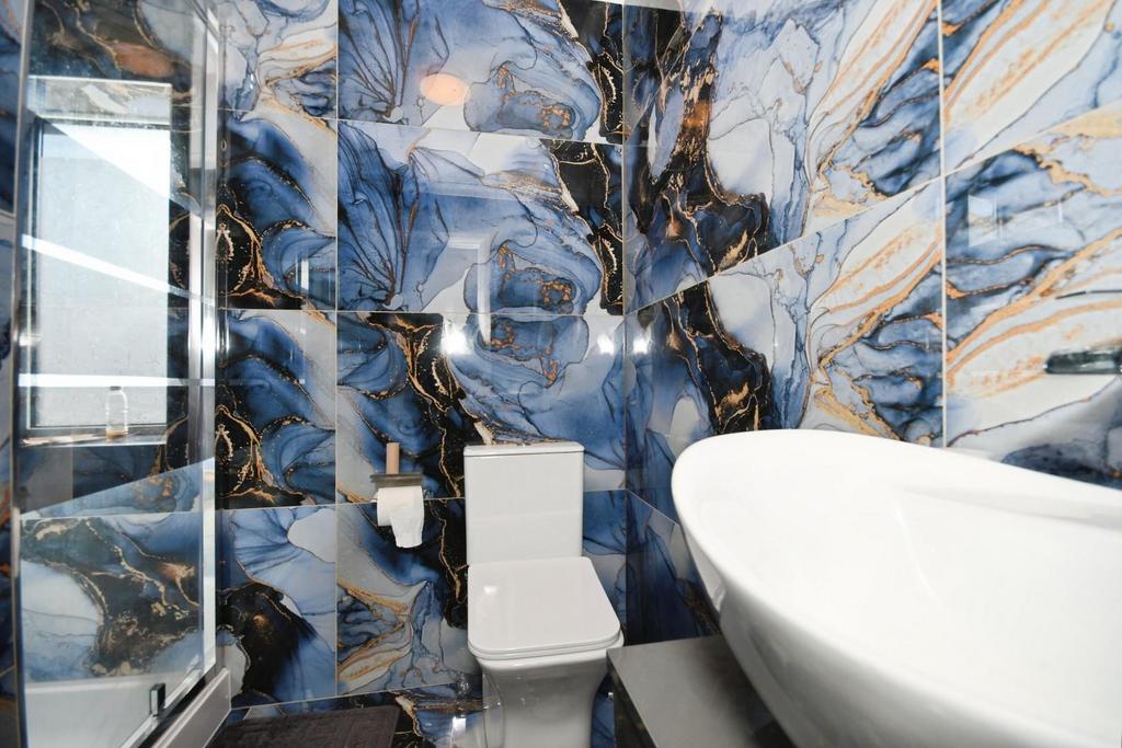 SHOWER ROOM.jpg