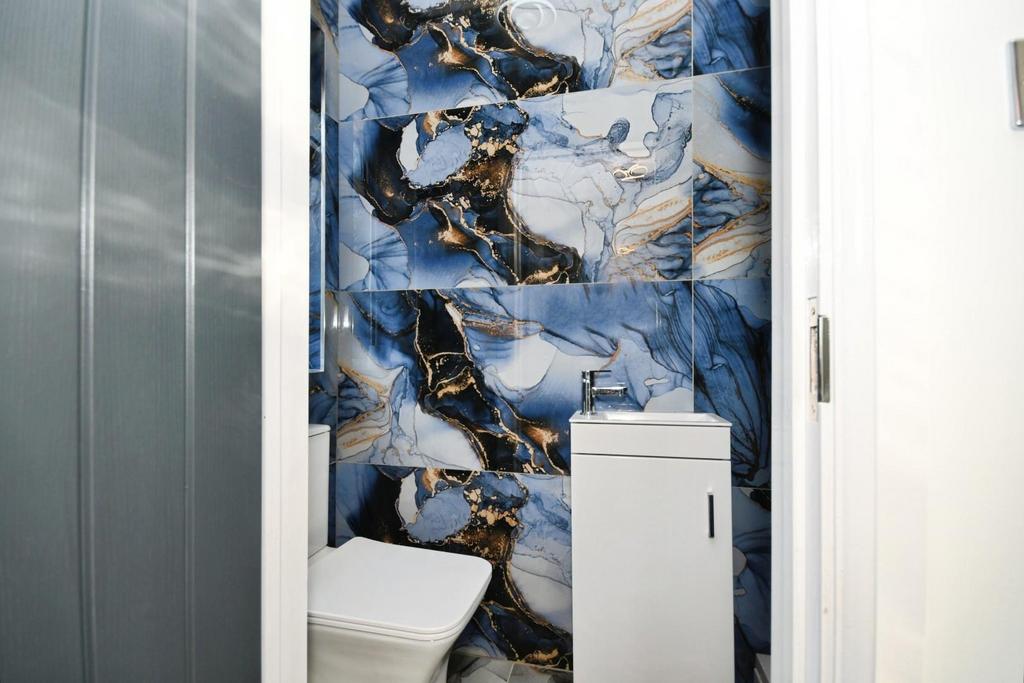 DOWNSTAIRS SHOWER ROOM.jpg