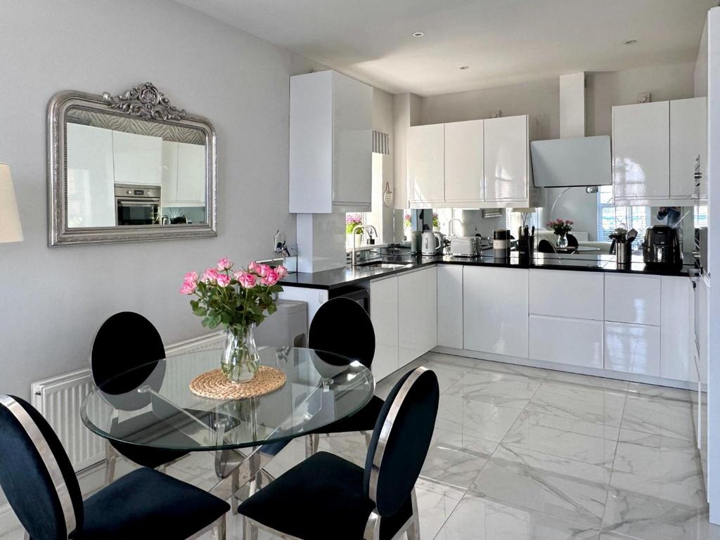 Lounge/Dining/Kitchen