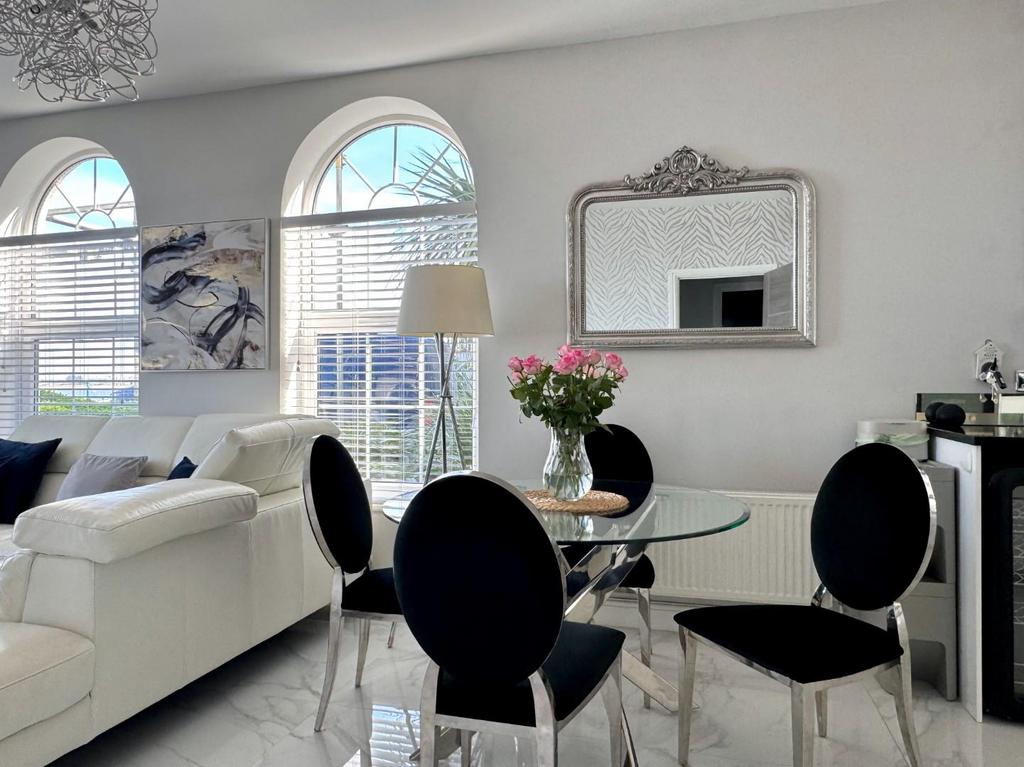 Lounge/Dining/Kitchen