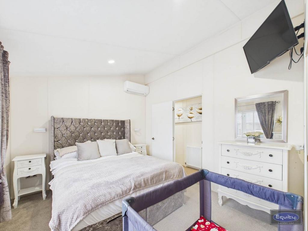 Master Bedroom (2)