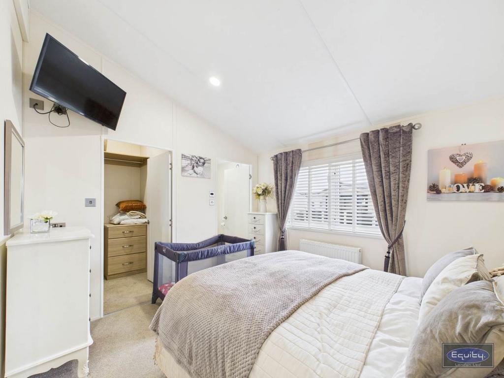 Master Bedroom (3)